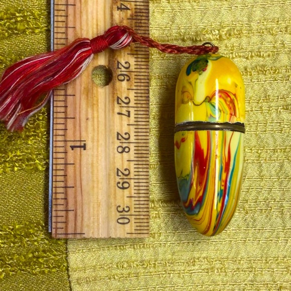 Antique needle/thread holder. Metal with enamel cover. Beautiful condition. - Picture 3 of 7